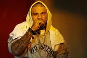 Der deutsche Rapper Massiv während seinem Konzert im Krienser Froschkönig. (Bild Philipp Schmidli/Neue LZ)