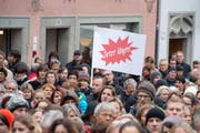 Der Sparkurs der Regierung stösst immer wieder auf Kritik. Im Bild aufgebrachte Studenten, die Sparübungen in der Bildung verurteilen. (Bild: Dominik Wunderli / Neue LZ)