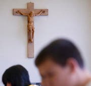 In diesem Klassenzimmer hängt ein Kreuz. Wie es in einem noch vertraulichen Papier heisst, will die CVP die Symbole der christlich abendländischen Kultur im öffentlichen Raum auch weiterhin beibehalten. (Bild: Keystone/Gaetan Bally)