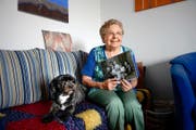 Anna Keller mit einem alten Familienfoto ihrer Mutter. Unten die Mutter Laura D’Oriano auf einem undatierten Bild. (Bild: Nadia Schärli)