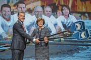Der abtretende Verwaltungsratspräsident der Luzerner Kantonalbank, Mark Bachmann, übergibt das Ruder seiner Nachfolgerin Doris Russi Schurter. (Bild: Boris Bürgisser (Luzern, 12. April 2017))