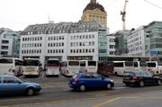 Der Carparkplatz auf dem Löwenplatz wird zu einem Anhalteplatz zum Ein- und Aussteigenlassen für Touristen umfunktioniert. (Bild: Keystone)