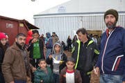 Eine palästinensische Familie verpflegt sich im Durchgangszentrum in Schärding. (Bild: Christoph Reichmuth)