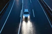 Ein Auto fährt bei Regen über die Autobahn A 4 nahe Goldau. (Bild: Keystone/Gaetan Bally)