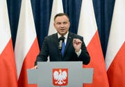 Polish President Andrzej Duda announces his decision to sign a legislation penalizing certain statements about the Holocaust, in Warsaw, Poland, Tuesday, Feb. 6, 2018. Duda said that he will also ask the constitutional court to make final ruling on the disputed Holocaust speech bill. (AP Photo/Alik Keplicz) (Bild: Alik Keplicz / AP / Keystone (Warschau, 6. Februar 2018))