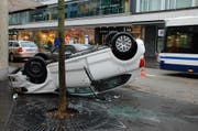 Da ging einiges zu Bruch. Doch die 83-jährigen Lenkerin wurde nur leicht verletzt. (Bild: Zuger Polizei)
