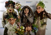 Eine Maskenfamilie posiert beim Fotoshooting der Luzerner Zeitung. (Bild: LZ)