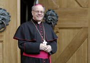 Kritisiert eine zu starke Einmischung von Klerikern in die Politik: der Churer Bischof Vitus Huonder, hier auf dem Hof in Chur. (Bild: Arno Balzarini / Keystone (Chur, 8. März 2011))