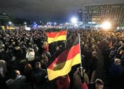 Die Pegida-Demonstration lockte am Montag 15 000 Leute nach Dresden. (Bild: AP/Jens Meyer)