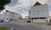 Das Einkaufszentrum Tschannhof im Zentrum von Buchrain: Die bestehende Migros-Filiale (links) nutzt die Geschäftsaufgabe der Metzgerei Müller für eine Vergrösserung ihrer Verkaufsfläche. (Bild: Google Streetview)