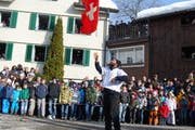 Dominik Rickenbacher, der einzige Fahnenschwinger von Illgau, in seinem Element. (Bild Guido Bürgler/Neue SZ)