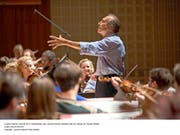 Sogar die Generalprobe war halb-öffentlich: Abbado dirigiert sein Orchester.