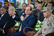 epa06488166 epa06488157 A handout photo made by the Egyptian Presidency shows Egyptian President Abdel Fattah al-Sisi (C) speaking during a ceremony to inaugurate production of the Zohr gas field, in the city of Port Said, Egypt, 31 January 2018. The gas field, discovered in 2015, is located about 180kms off the coast of Port Said and 1,500m deep, and is estimated to have total reserves of around 30 trillion cubic feet of gas. EPA/EGYPTIAN PRESIDENCY HANDOUT HANDOUT EDITORIAL USE ONLY/NO SALES (Bild: Ägyptische Regierung / EPA / Keystone (Port Said, 31. Januar 2018))