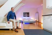 Oliver P. Meier, Direktor des Hotels Krone, in einem Appartement des Hotels, das über Airbnb gebucht werden kann.