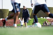 Bayern-Trainer Jupp Heynckes überwacht während des Trainingslagers in Katar eine Übung. (Bild: Alex Grimm/Getty (Doha, 4. Januar 2018))