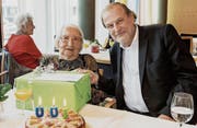 Stadtpräsident Dolfi Müller gratuliert der Jubilarin Lina Vogel zu ihrem 100. Geburtstag. (Bild: PD (Zug, 28. März 2017))