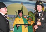 Wey-Zunftpräsident Werner Rast, der neue Weibel Roland Eicher und der frisch gekrönte Wey-Zunftmeister Bruno Spörri (von links). (Bild Marlis Jungo/Neue LZ)