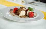 Lebkuchen-Honigparfait mit Erdbeeren: Restaurants, die Mahlzeiten zu einem besonders guten Preis-Leistungs-Verhältnis anbieten, gibt es in unserer Region gemäss Guide Michelin 22. (Bild Dominik Wunderli)