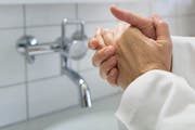 Gegen das Norovirus hilft nur eines: gute Hygiene und regelmässiges Händewaschen. (Symbolbild) (Bild: Keystone / Christian Beutler)