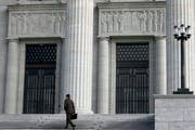 Hinter den Mauern des Bundesgerichtes kamen die Richter zum Schluss, dass das Verfahren der Vorinstanz Mängel aufweist. (Archivbild / Keystone / Laurent Gillieron)