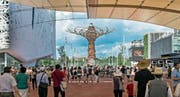 Blick auf das Gelände der Expo 2015 in Mailand. In der Mitte ist der «Tree of Life» zu sehen. (Bild: Pius Amrein (20. Juni 2015))