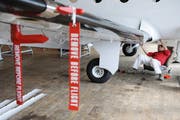 Ein Arbeiter der Pilatus Flugzeugwerke in Stans bei der Montage. (Bild Boris Bürgisser/Neue LZ)