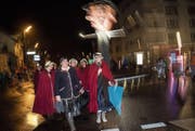 Die künftige Steinmutter Carina I. (vorne links) auf dem Weg in den Gemeindesaal. (Bild: Christian Herbert Hildebrand (Steinhausen, 20. Januar 2018))