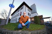 Anwohner André Koller vor dem «Bücher Brocky» in Reussbühl, auf dem die Sunrise eine Mobilfunkantenne bauen will. In der Hand hält Koller einen Flyer, mit dem er die Anwohner über das Vorhaben informieren will. (Bild Dominik Wunderli)