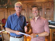 Grünen-Präsident Marco Müller (rechts) übergibt das Rückzugsschreiben an Stadtschreiber Toni Göpfert. (Bild: pd (Luzern, 29. Juni 2017))
