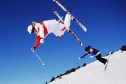 Schnee, Skier, Sprünge. (Bild Urs Hangartner/Neue UZ)