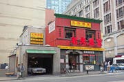 ... gestaltete etwa den Keller, wo die Geister erstmals auftauchen, oder das «Ghostbusters»-Hauptquartier mit dem bereits bestehenden China-Restaurant und der neu angebauten Garage. (Bild Columbia Pictures/B. Frutiger)