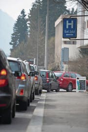 Stau vor dem Spital-Parkhaus gibt es nach wie vor häufig. (Bild: Dominik Wunderli (Luzern, 16. März 2015))