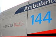 Die verletzte Frau miusste mit dem Rettungsdienst ins Spital nach Stans gefahren werden.