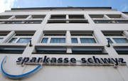 Der Hauptsitz der Sparkasse Schwyz. (Bild: Keystone / Sigi Tischler)