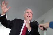 Christoph Blocher antwortet auf Fragen eines Journalisten. (Bild: Gaetan Bally / Keystone (Zürich, 9. Mai 2014))