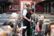 Jeder Swiss Pass muss vom Zugchef mit einem Scanner gelesen werden. Die «Universalkarte» wurde vor einem Jahr lanciert. (Bild: Keystone/Yannick Bailly)