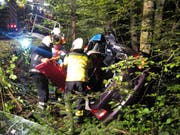 Für die Bergung des verletzten Autofahrers war hydraulisches Gerät notwendig. (Bild: Freiwillige Feuerwehr Zug)
