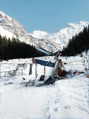 Überreste des Flächenfliegers, der nach dem Start mit der Stahlseilbrücke kollidierte. (Bild: Kantonspolizei Graubünden (Arosa, 24. März 2018))