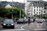 Blick Richtung Schwanenplatz. Wie kann Luzern den Verkehr in geordnete Bahnen lenken? Diese Frage wird zurzeit heiss diskutiert. (Bild: Corinne Glanzmann / Neue LZ)