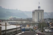 Die Gemeinden mit der tiefsten und der höchsten Beschäftigungsdichte: Blick auf Baustelle in Greppen (oben) und Industriegebäude in Sursee. (Bilder Pius Amrein)