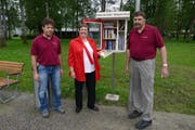 Solche Bücherboxen stehen nun an drei Stellen in Unterägeri. Die Idee dazu stammt von Silvia Wild-Iten. Erstellt hat die Boxen die Schreinerei Zuwebe unter der Leitung von Patrick Helbling (links) und der Mitarbeit von Alois Betschart (rechts). (Bild: pd)