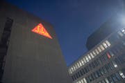 Das Logo des Bauchemie- und Klebstoffherstellers Sika im Forschungs- und Entwicklungszentrum Tueffenwies. (Bild: KEYSTONE/Urs Flueeler)