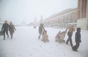 Auf dem Roten Platz vor dem Kreml in Moskau kämpfen sich Passanten durch den Schnee. (Bild: Maxim Shipenkow/EPA (Moskau, 4. Februar 2018))