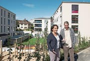 Judith Suppiger und Patrick Schnellmann im Sonnenhofquartier vor den Neubauten. Im Hintergrund eines der gelben Arbeiterhäuser der Viscose. (Bild: Corinne Glanzmann (Emmen, 11. September 2017))