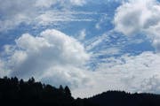 Wolkenspiel - Die Luft in der Zentralschweiz ist so sauber wie nie zuvor seit Messbeginn. (Bild: Leserbild Georgette Baumgartner-Krieg)