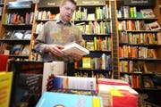 Im ersten Stock der Buchhandlung Hirschmatt ist neu das Schaulager der Büchergilde Gutenberg. Im Bild: Der Geschäftsführer Jörg Duss. (Bild: Archiv Neue LZ)