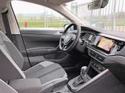 Mit verglastem Navi und reichlich Platz: das Cockpit des neuen Polo.