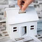 Das Eigenheim zu amortisieren, steht in der Schweiz nicht hoch im Kurs. Rechnet man nach, lohnt es sich aber oftmals, das Vermögen ins Haus zu investieren. (Bild: Getty)
