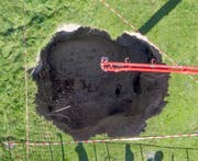 Meter für Meter wird das Loch mit Beton gefüllt. (Bild: PD)