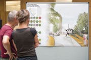 Die fünf Abschlussarbeiten sind aktuell im Foyer des Mandelhofes in Cham ausgestellt. (Bild: Maria Schmid (Cham, 25. August 2017))